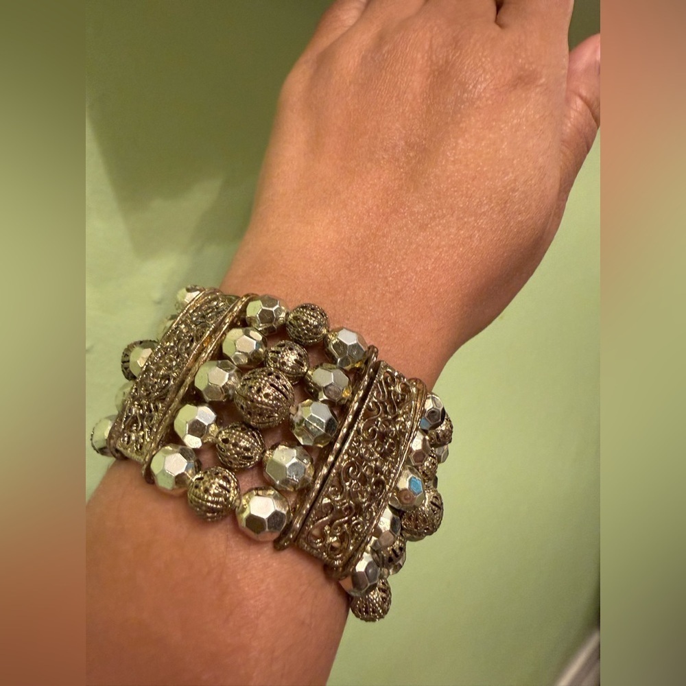 Elegant Gold Beaded Bracelet - Picture 2 of 6